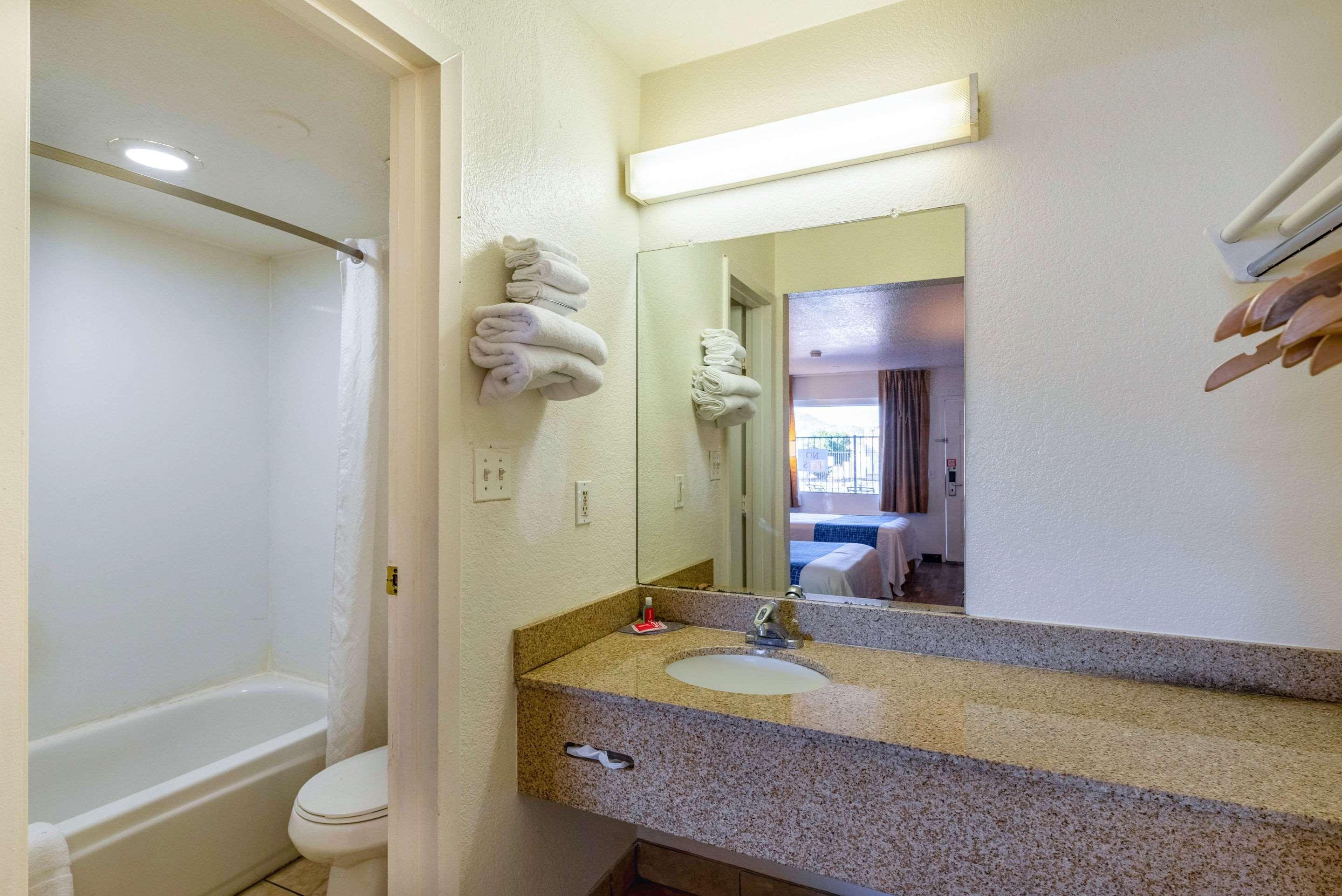 Econo Lodge Phoenix North I-17 מראה חיצוני תמונה